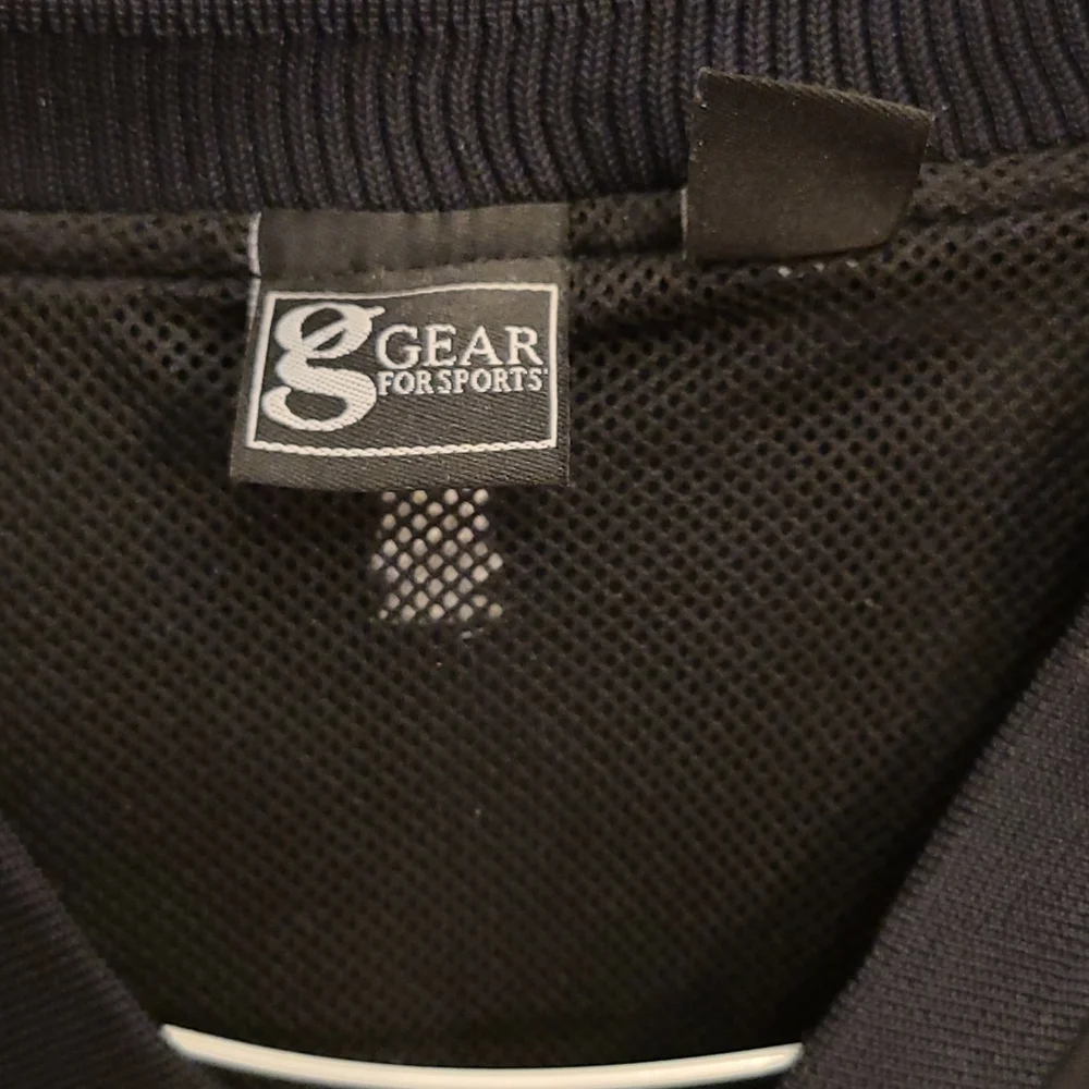 Pistons V-neck Windshirt - Picture 4 of 10